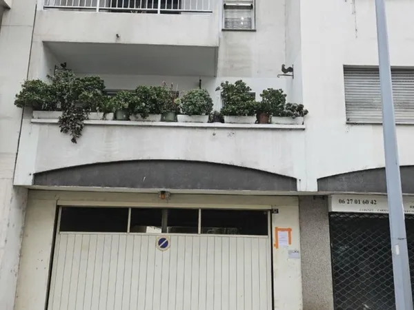 garage fermé avec fenêtre