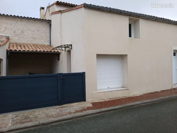 Location à l'année située à 2,5 km des commerces et 4 km des plages très bon état 1 place e parking