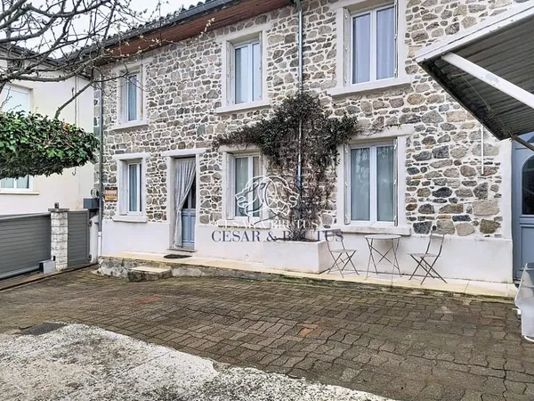 MAISON DE VILLAGE AVEC GARAGE ET ATELIER