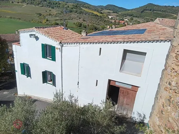 Maison de village de trois chambres avec une grange