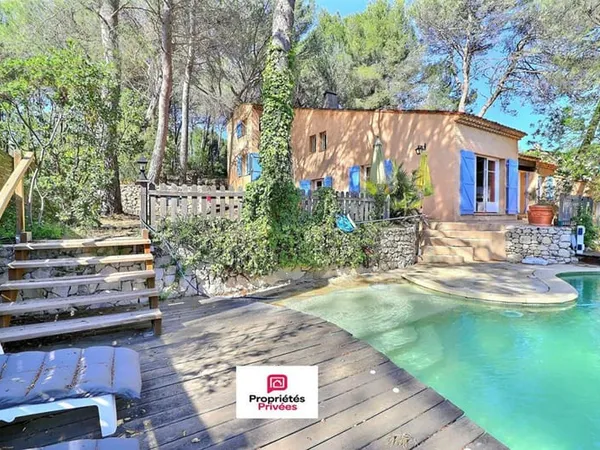 Maison Ventabren 9 pièces 205 m2 - piscine, double garage sur terrain de 2020 m2