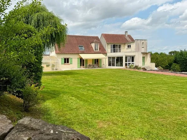 Maison familiale de 336 m2 avec piscine couverte et grand terrai