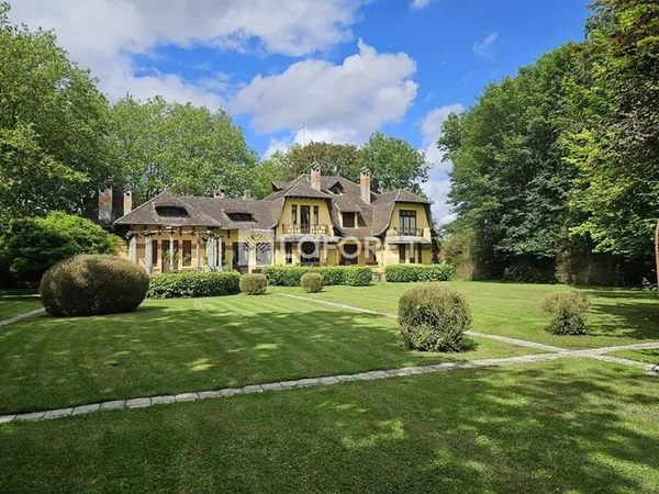 Propriété de charme de 600 m2 avec parc arboré de 15000m2 dans le Valenciennois