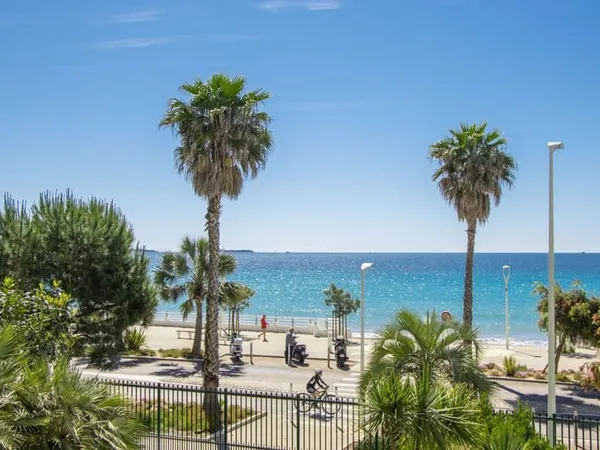 Studio front de mer avec terrasse, vue imprenable, parking e
