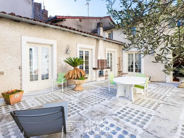 Maison de ville avec terrasse, garage et local commercial