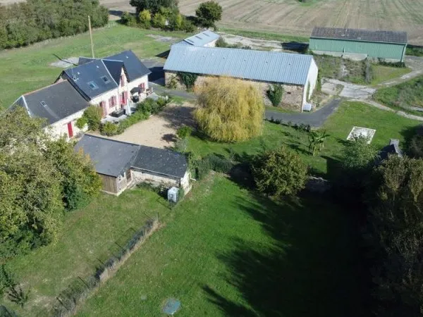 COMBREE : Ancien corps de ferme entièr rénové + dépendances