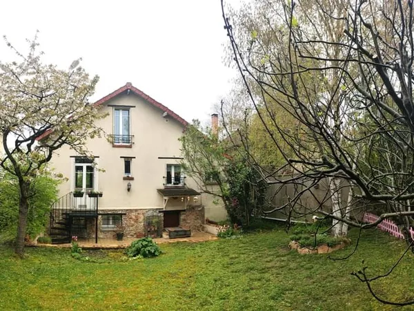 MAISON DE CHARME SANS VIS-À-VIS- 3 CHAMBRES- PROCHE CENTRE ET GARE TRAM
