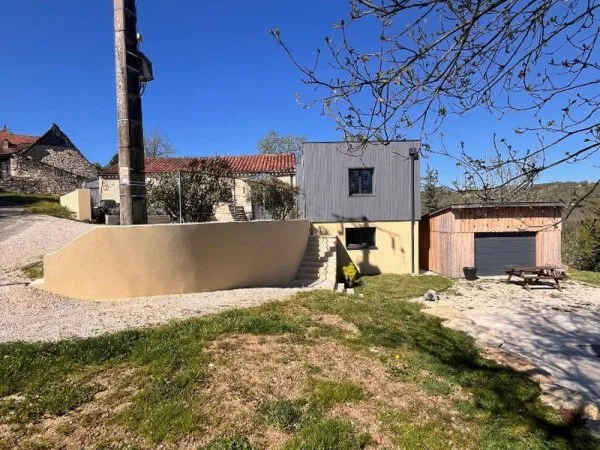 Maison en pierre avec extension contemporaine , piscine sur 8402m2 de terrain