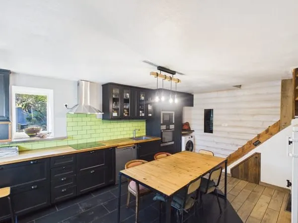 Charmante maison en pierre mitoyenne au fond d'une impasse.