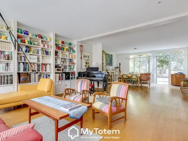 Paris 10 : Appartement/Loft de 162m2 et son extérieur.