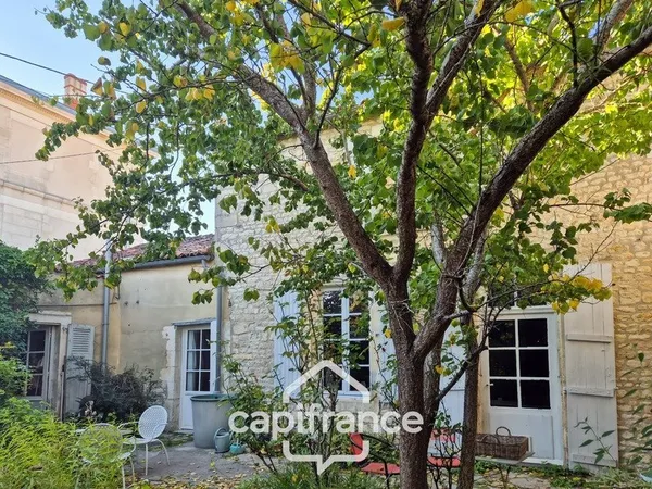 Maison à vendre 6 pièces SAINT JEAN D'ANGELY (17), CENTRE VILLE, avec jardin et dépendances