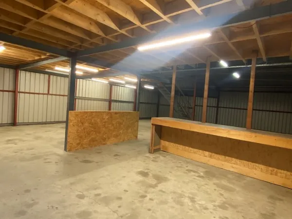 Bâtiment / entrepôt d'environ 200m2 avec mezzanine de 100m2