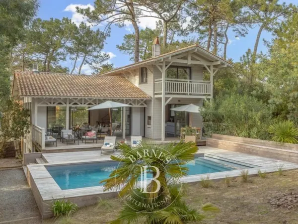 SOMPTUEUSE VILLA « CAP OUEST » AVEC PISCINE, AU COEUR DES ABATIL