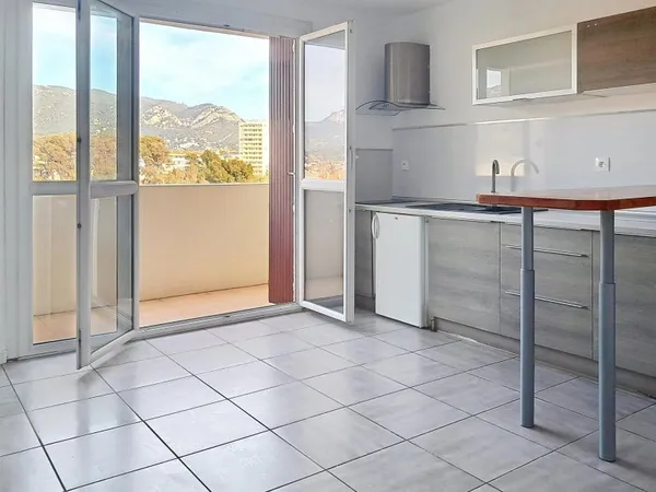 Beau T2 rénové, lumineux, avec balcon dans une résidence sécurisée