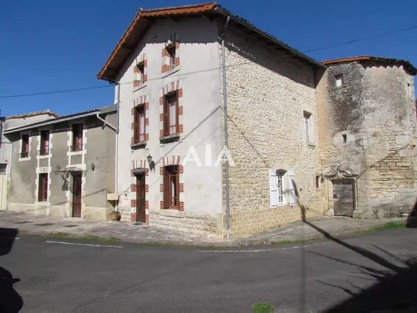 MAISON ENTRE CIVRAY ET RUFFEC