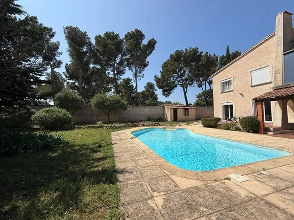 Bas de villa « Meublé« avec piscine