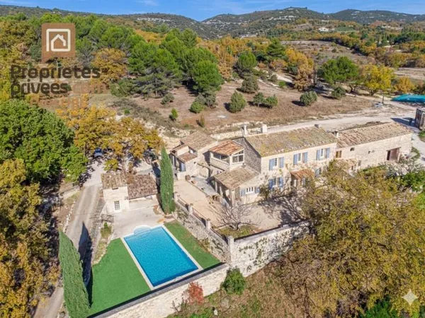A VOIR ! Bastide en pierres à proximité de GORDES - avec gîte indépendant - Piscine