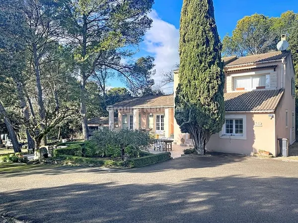 Maison Piolenc 146 m² , 4 chambres, terrain de 4 003 m² avec piscine et garage