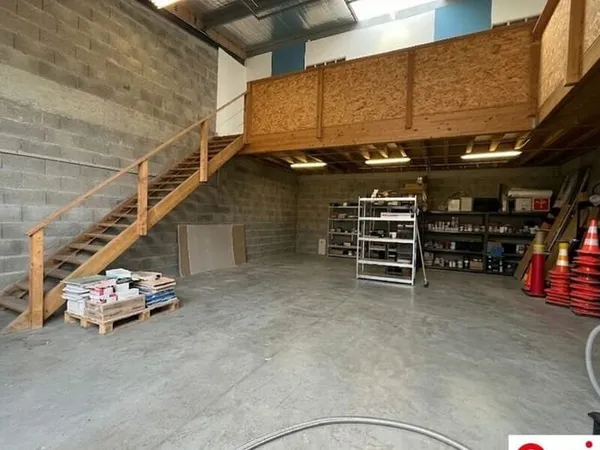 Local d'activité 156 m²