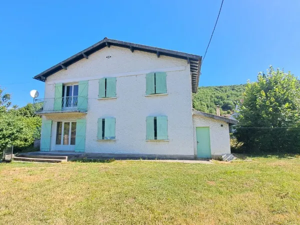 A VENDRE LAVELANET 2 APPARTEMENTS + 2 GARAGES + 2 JARDINS