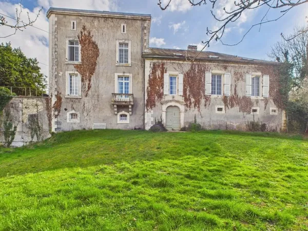 Petit château rénové avec goût et potentiel de revenus !