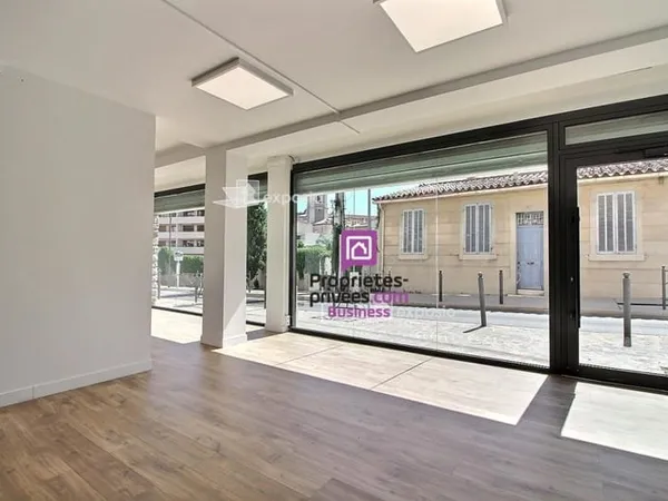 CASSIS - LOCAL COMMERCIAL A LOUER - 78 m² - 3 260 Euros HTHC -