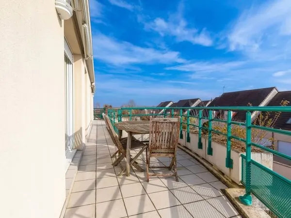 APPARTEMENT DE 115m² au 2ème et dernier étage avec terrasse de 34m². Cave et garage. DPE C