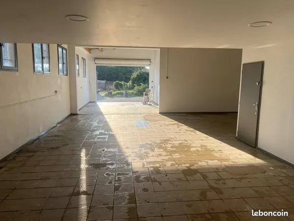 Local, à louer 160 m²