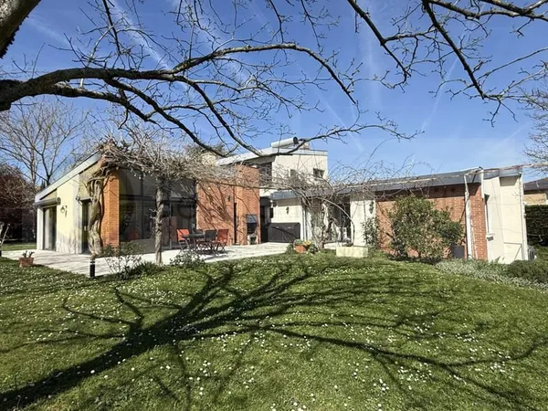 Belle maison d'architecte avec de généreux volumes