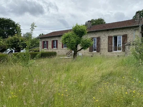 Maison en pierre divisée en deux logements