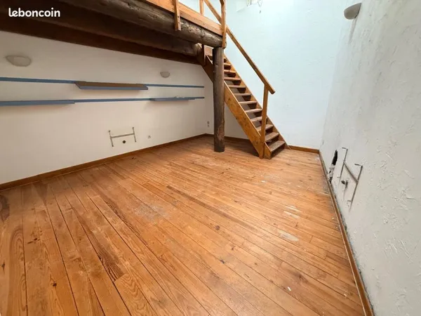 Appartement 54 M² T2 duplex à rénover en plein centre village