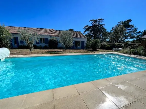 GRANDE MAISON FAMILIALE A DEUX PAS DE LA MER