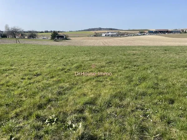 Superbe Terrain Constructible de 3140m² à Villebois-Lavalette offrant une Vue Imprenable à Proximité