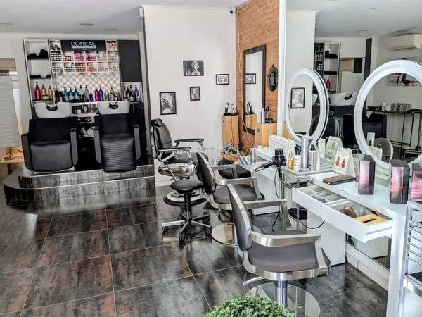 A louer boutique pour salon de coiffure en centre ville