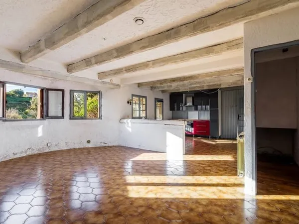 Saint-Paul-de-Vence - Appartement à rénover avec extérieurs et stationnements