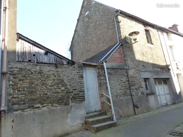 Maison en pierres à restaurer centre ville PLEINE FOUGERES