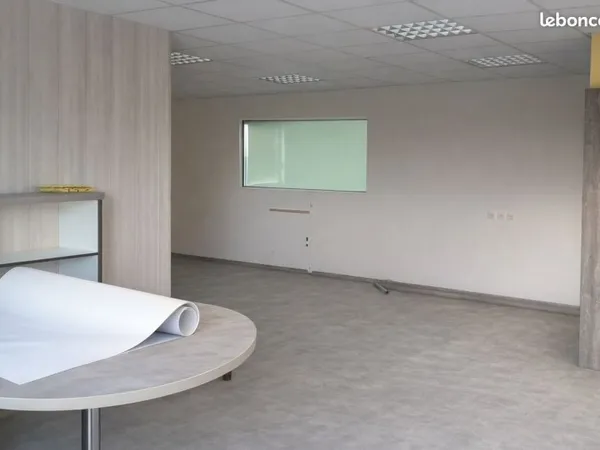 Bureau et espace de travail Location Le Boupère  100m² 700€