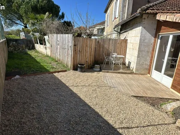 RUELLE: petit chalet T2 meublé au calme, jardin et terrasse
