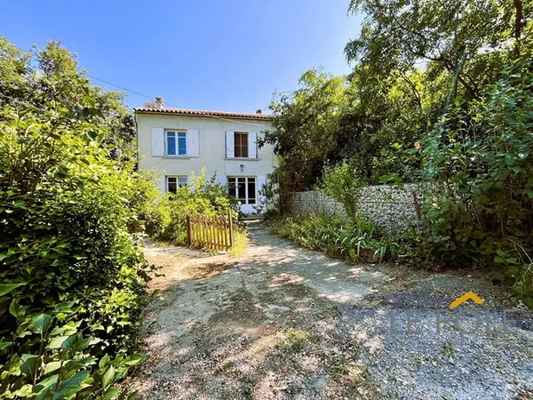 Maison avec un magnifique potentiel / Environnement privilégié : terrain piscinable