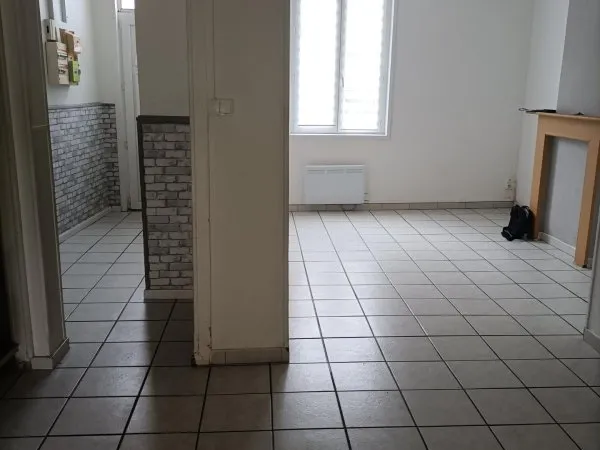 Maison mitoyenne avec du potentiel dans un quartier calme