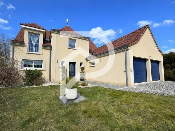LAVANNES - EXCLUSIVITE - A VENDRE - Maison de type 6 avec jardin et garage double