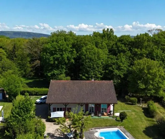 Maison rare à Montagnat - 146 m² - Havre de paix avec piscine et bois sur un terrain de 5000 m²