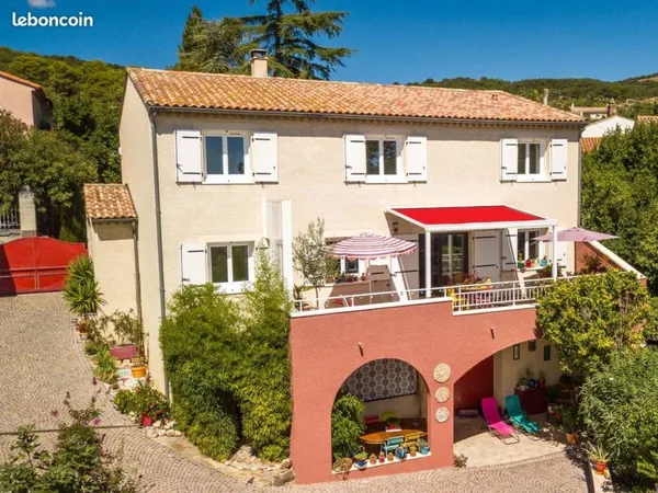 Villa récente, 6 pièces + cuisine, 190 m² habitables, avec dépendances, sur 500 m² de terrain, entre