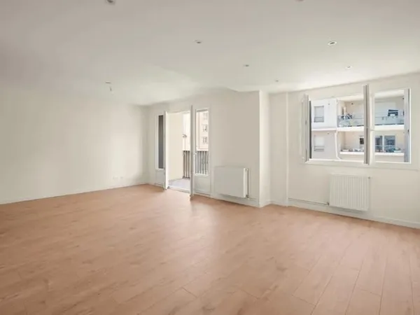 T3 rénové, traversant, de 68 m² Villeurbanne, cave et parking