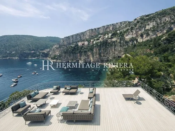 Exceptional waterfront estate overlooking the exclusive Mala B..