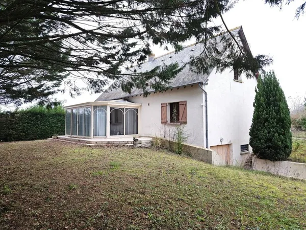 Une maison fonctionnelle, baignée de lumière, pensée pour le quotidien.