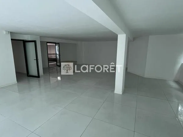 OCAUX COMMERCIAUX OU BUREAUX à l'étage 77 M² DIVISIBLES en 2 lots à FORT-DE-FRANCE
