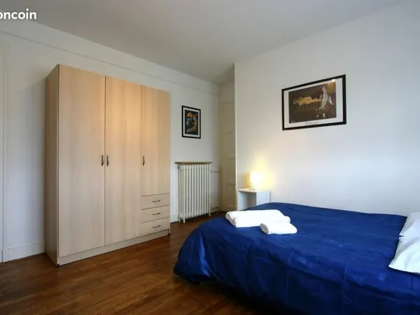 Maison meublée grand confort dans zone résidentielle calme avec petit jardin, patio­salon + garage p