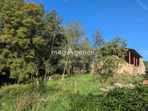 Fermette à rénover avec serres agricoles