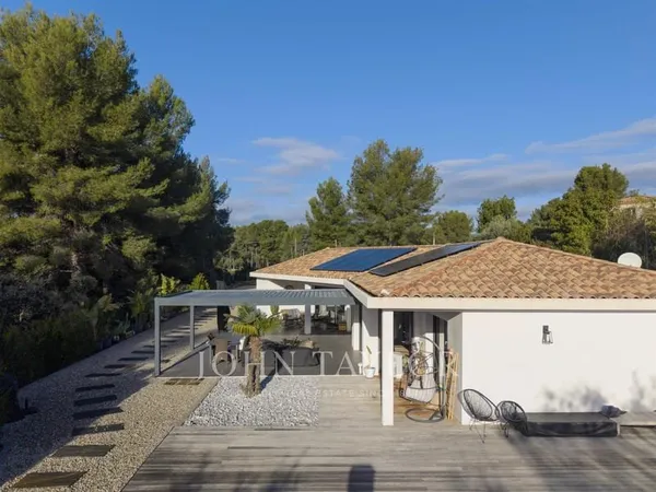 Villa contemporaine de plain-pied avec piscine à vendre à Saint-Cyr-sur-Mer - Proche plages des Lecq